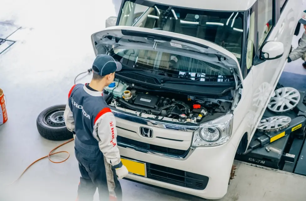 Honda車を点検する整備スタッフ